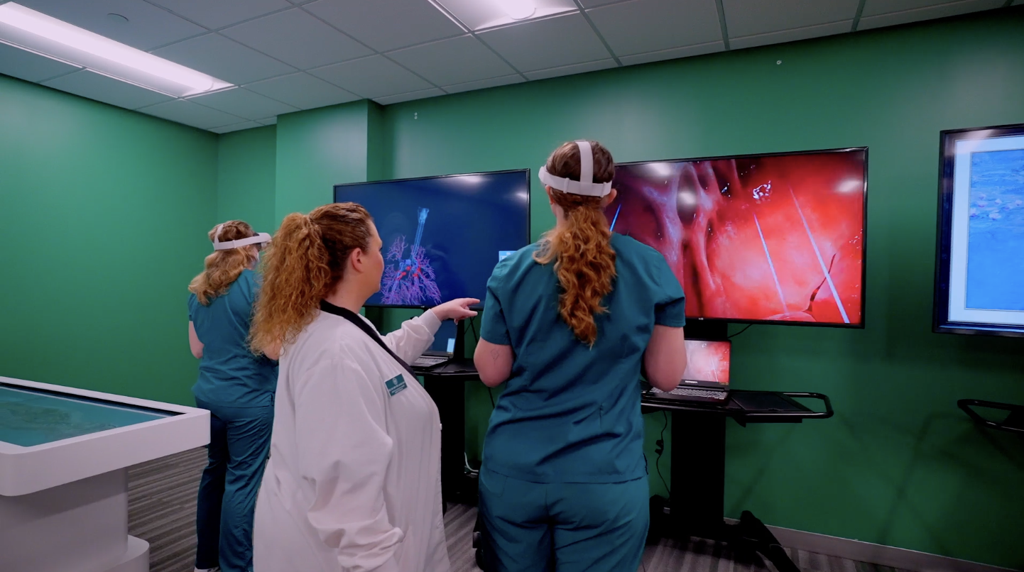护生在护理指导下使用VR模拟