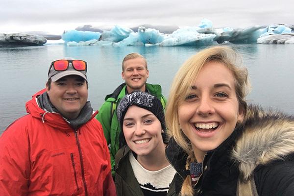 在冰岛留学的学生们摆姿势自拍.